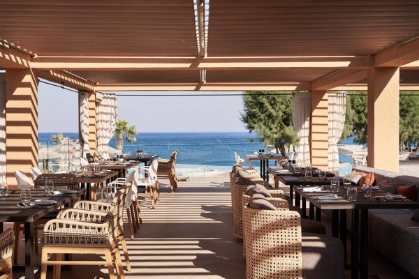 Terras met uitzicht op zee van hotel Atlantica Aegean Blue in Rhodos