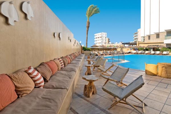 Zwembad van Blue Sky Beach Hotel