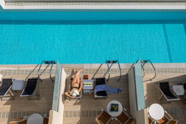 Swim up room met ligbed van Leonardo Kolymbia Resort