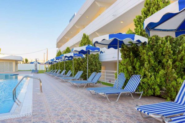 Ligbedden zwembad van Memphis Beach Hotel