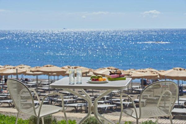 Strand met terras van Rhodos Princess Beach Hotel