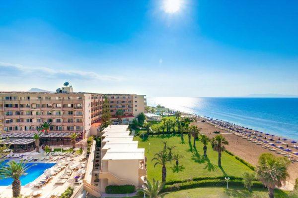 Overview strand en hotel van Sun Beach Resort